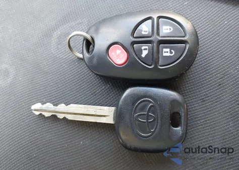 2014 Toyota Sienna Le V6 8 Passenger z USA, uszkodzony, nr VIN 5TDKK3DC7ES415376